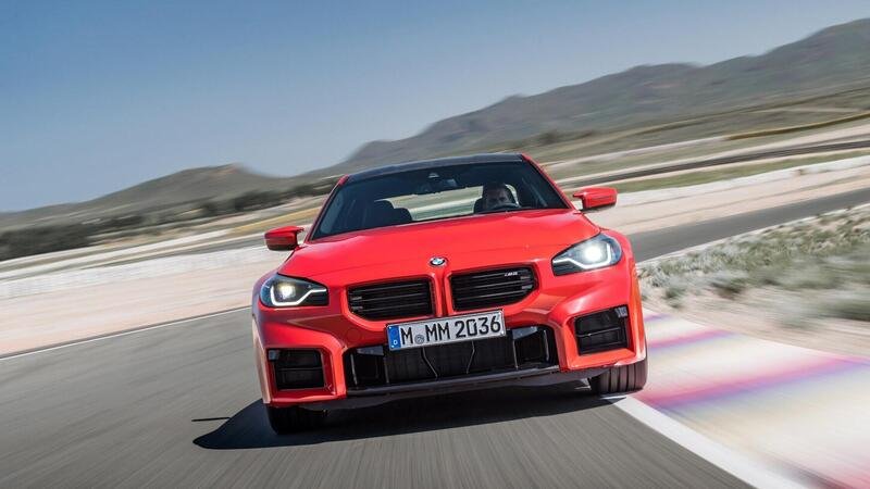 BMW M2: tutto corre molto veloce, la prova in pista [VIDEO]