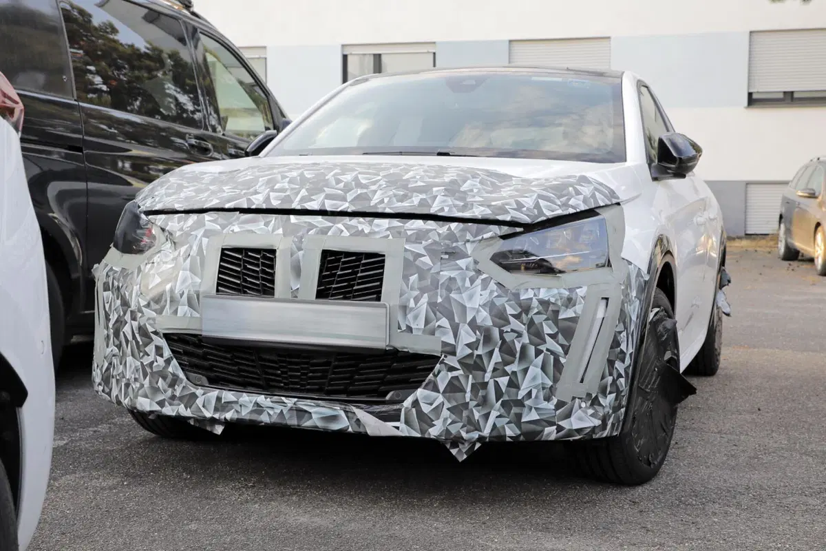 Peugeot 208: il nuovo facelift è in arrivo nel 2024 [Foto Spia] (3)