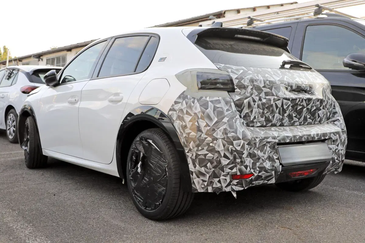 Peugeot 208: il nuovo facelift è in arrivo nel 2024 [Foto Spia] (4)