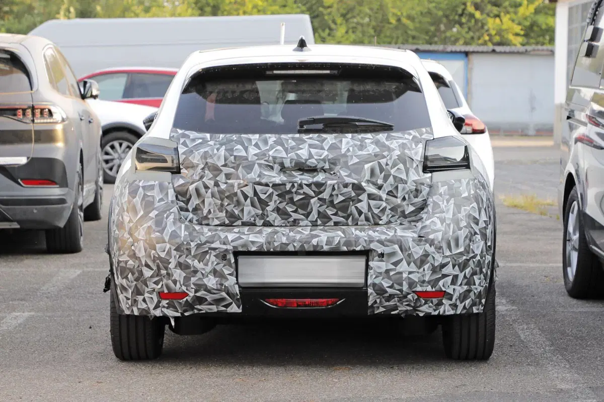 Peugeot 208: il nuovo facelift è in arrivo nel 2024 [Foto Spia] (2)