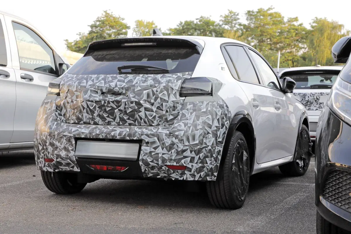 Peugeot 208: il nuovo facelift è in arrivo nel 2024 [Foto Spia] (5)