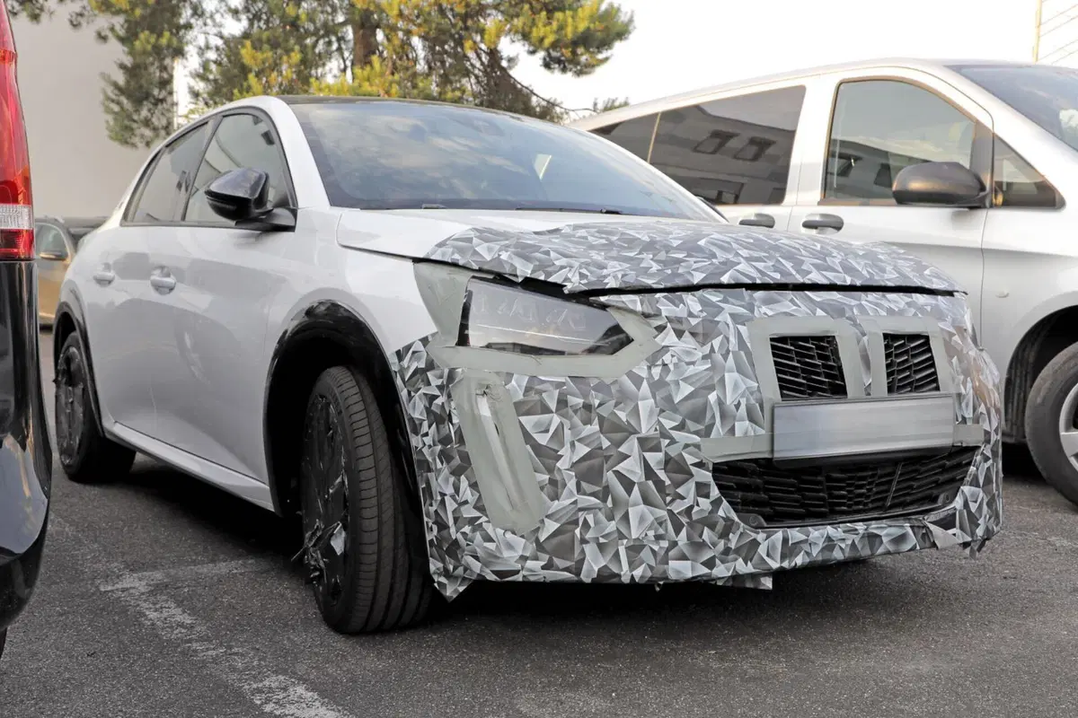 Peugeot 208: il nuovo facelift è in arrivo nel 2024 [Foto Spia] (6)