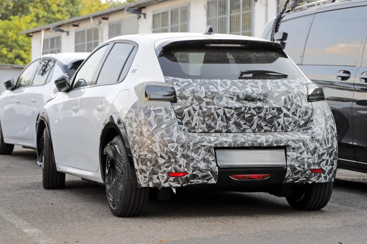 Peugeot 208: il nuovo facelift è in arrivo nel 2024 [Foto Spia] (7)