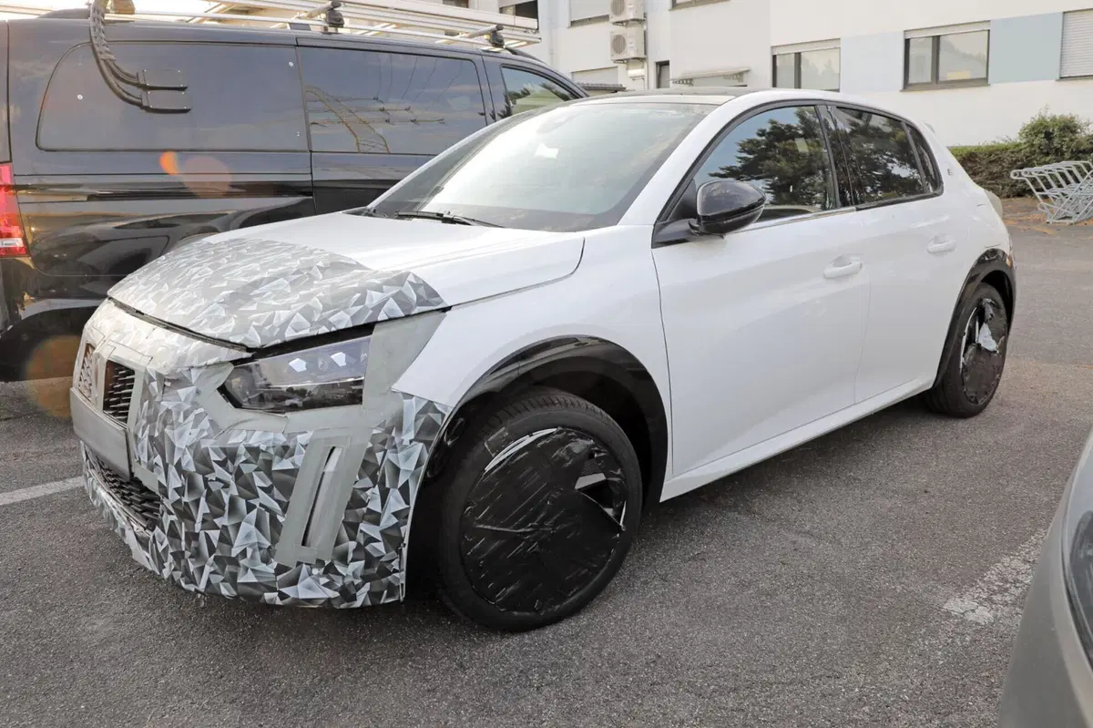 Peugeot 208: il nuovo facelift è in arrivo nel 2024 [Foto Spia] (8)