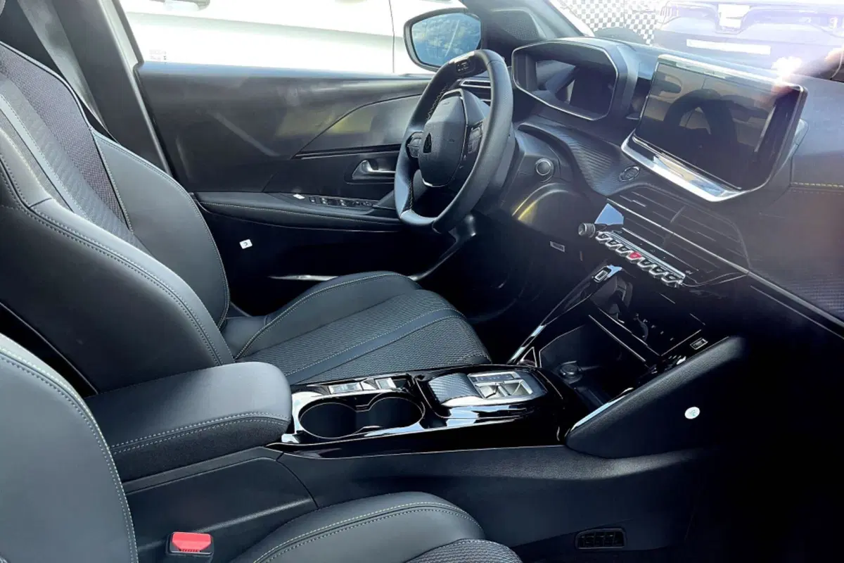 Peugeot 208: il nuovo facelift è in arrivo nel 2024 [Foto Spia] (9)