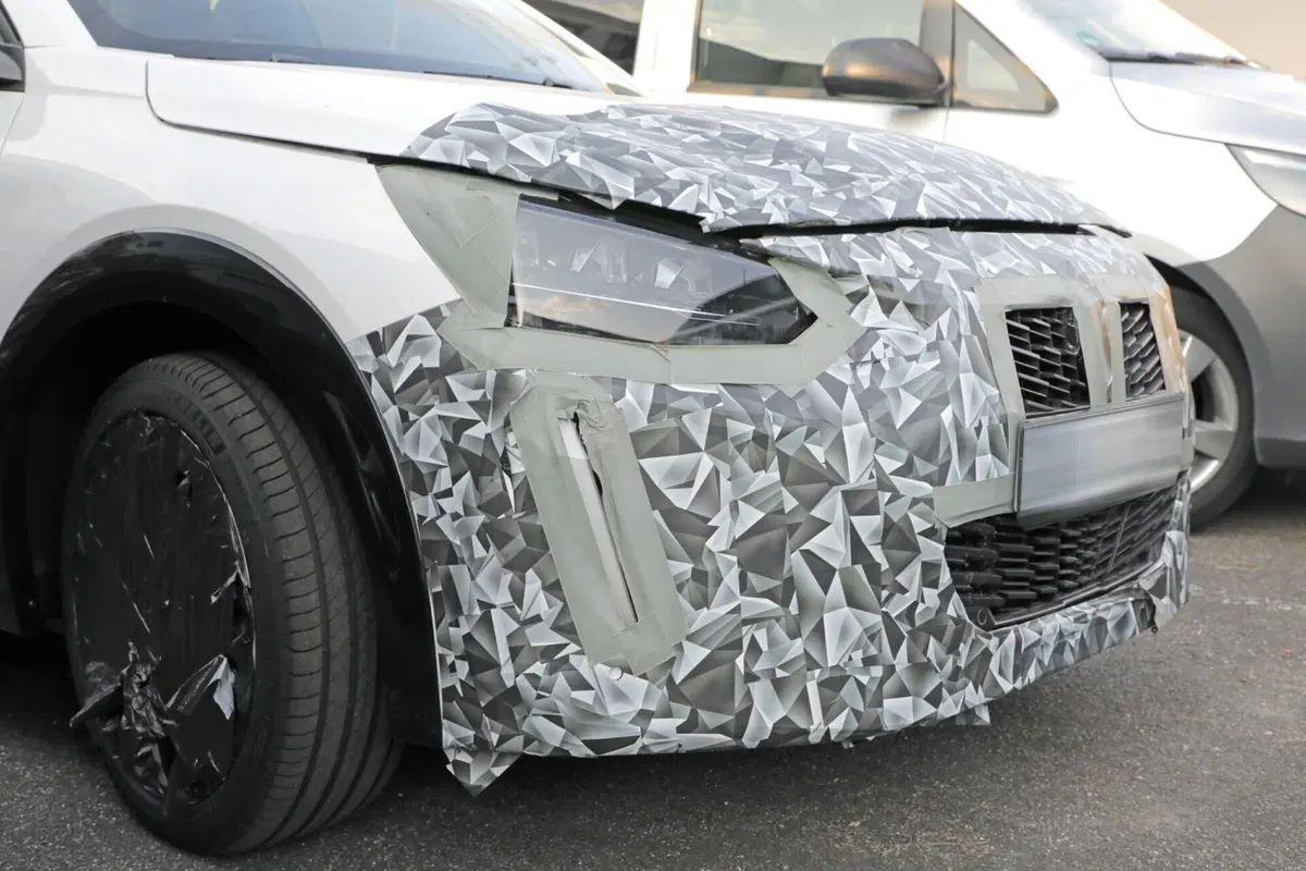 Peugeot 208: il nuovo facelift è in arrivo nel 2024 [Foto Spia] (10)