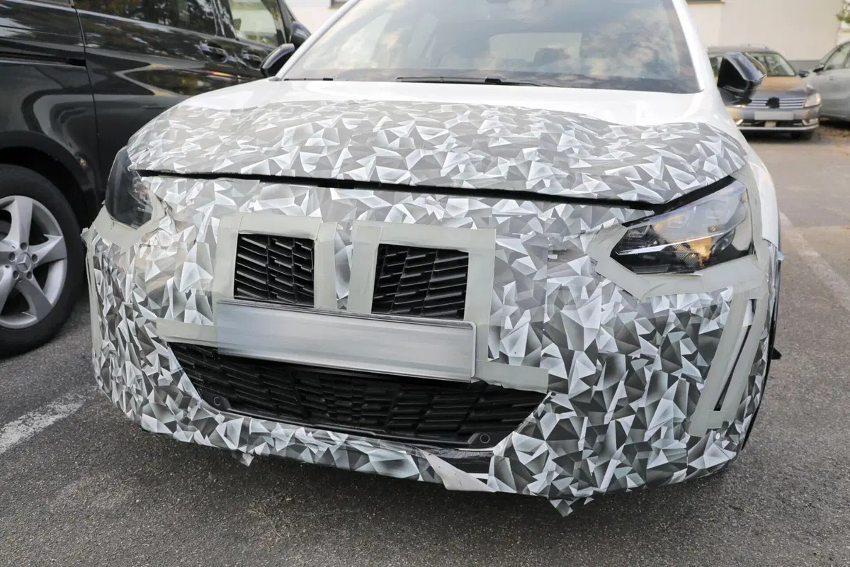 Peugeot 208: il nuovo facelift è in arrivo nel 2024 [Foto Spia] (11)