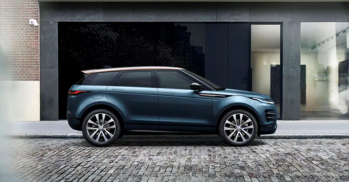 Range Rover Evoque 2023, arriva il restyling e molta tecnologia nell'abitacolo