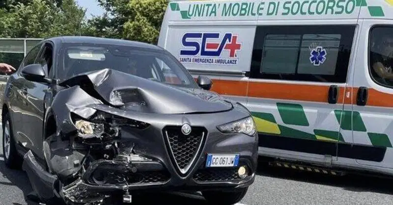 Giuseppe Conte: il presidente dei 5 Stelle &egrave; coinvolto in un incidente d'auto, distrutta l'Alfa Stelvio