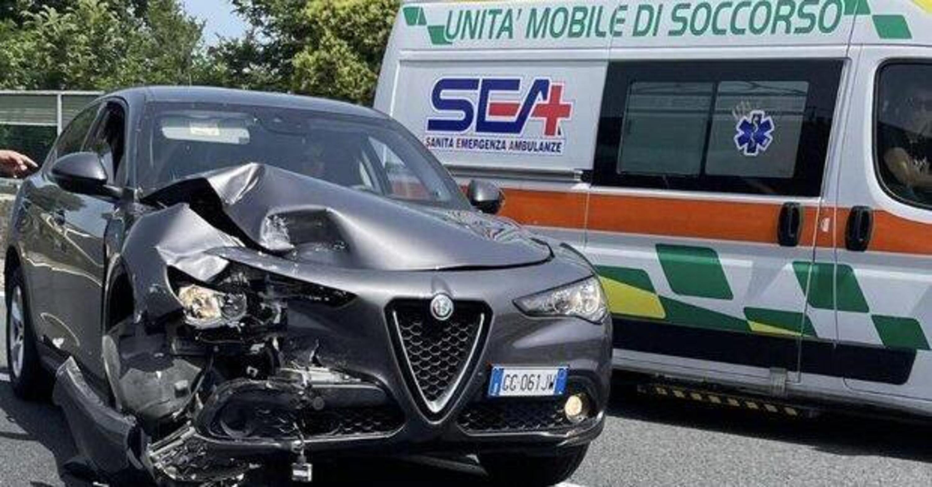 Giuseppe Conte: il presidente dei 5 Stelle &egrave; coinvolto in un incidente d&#039;auto, distrutta l&#039;Alfa Stelvio