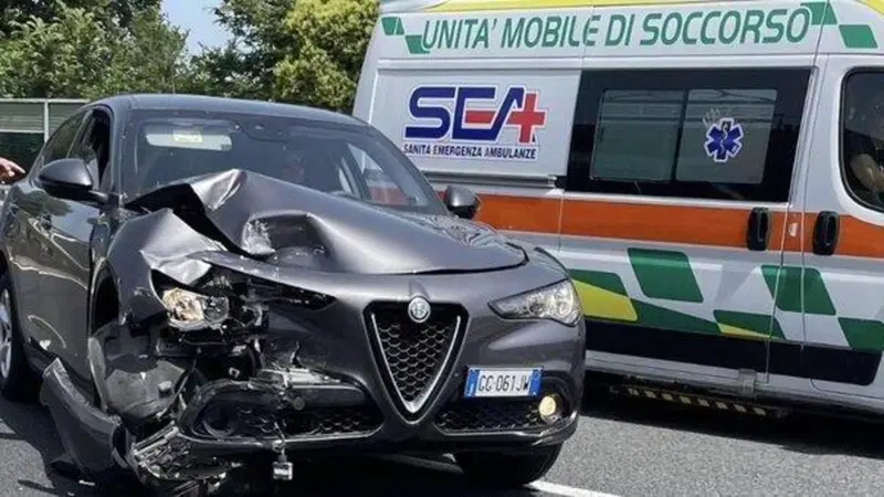 Giuseppe Conte: il presidente dei 5 Stelle &egrave; coinvolto in un incidente d'auto, distrutta l'Alfa Stelvio