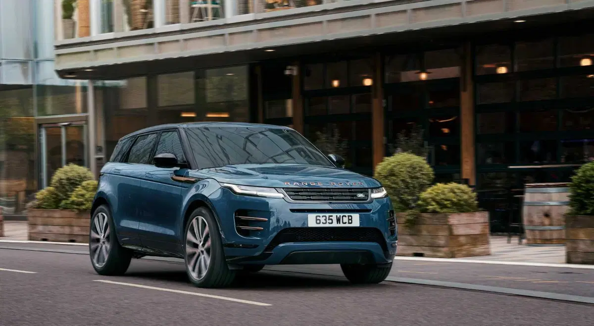 Range Rover Evoque 2023, arriva il restyling e molta tecnologia nell'abitacolo