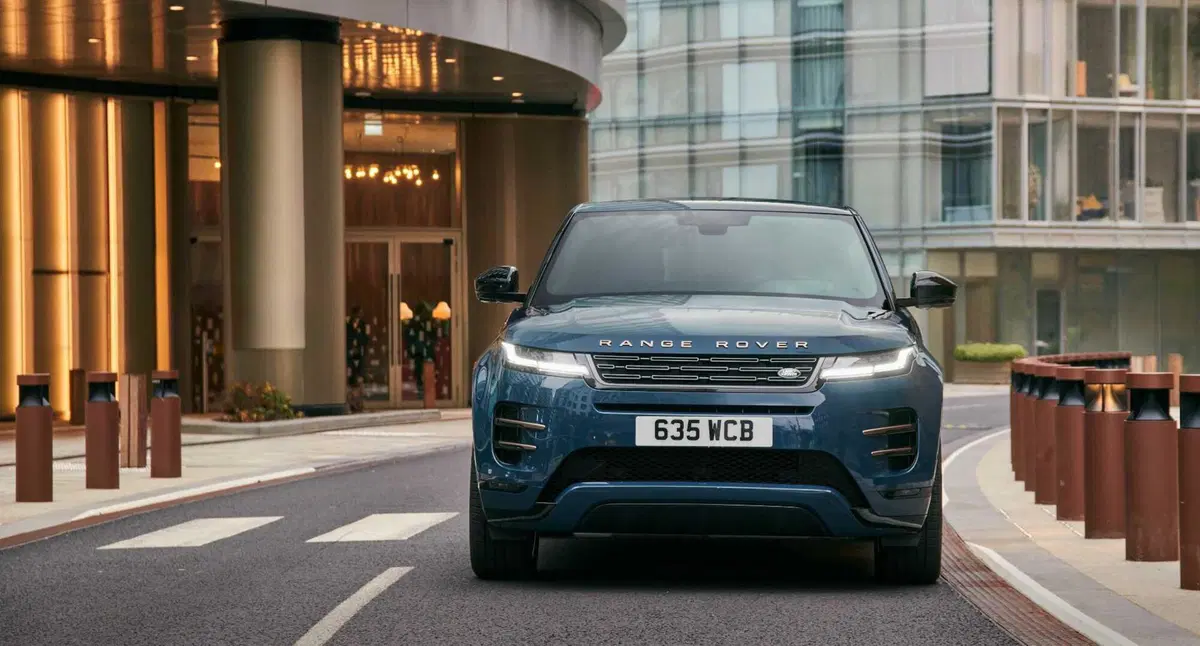 Range Rover Evoque 2023, arriva il restyling e molta tecnologia nell'abitacolo (2)