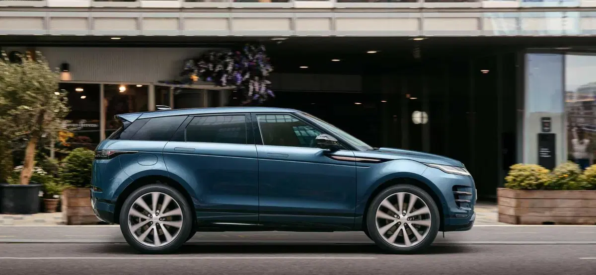 Range Rover Evoque 2023, arriva il restyling e molta tecnologia nell'abitacolo (5)