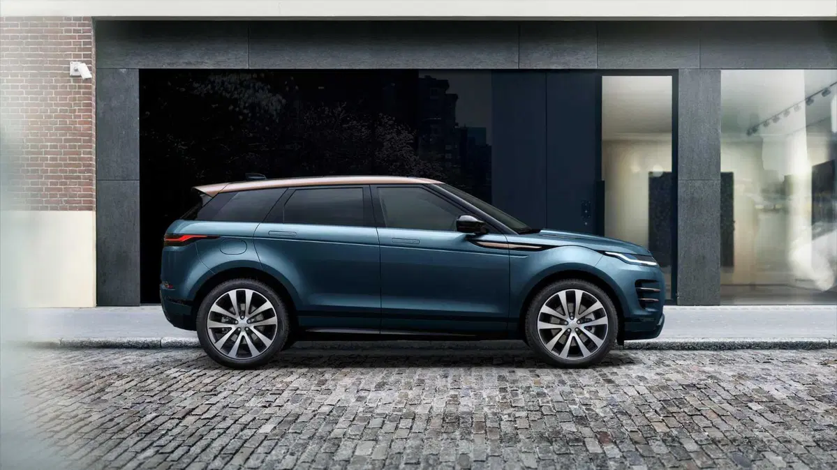 Range Rover Evoque 2023, arriva il restyling e molta tecnologia nell'abitacolo (6)
