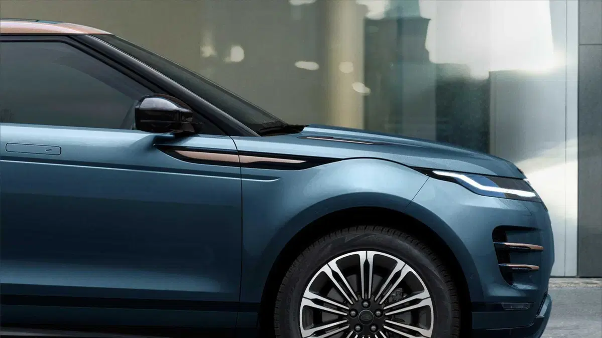 Range Rover Evoque 2023, arriva il restyling e molta tecnologia nell'abitacolo (7)