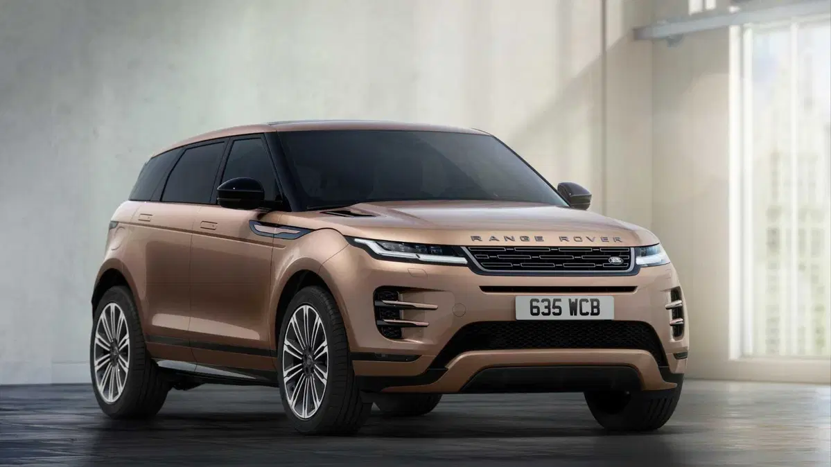 Range Rover Evoque 2023, arriva il restyling e molta tecnologia nell'abitacolo (8)