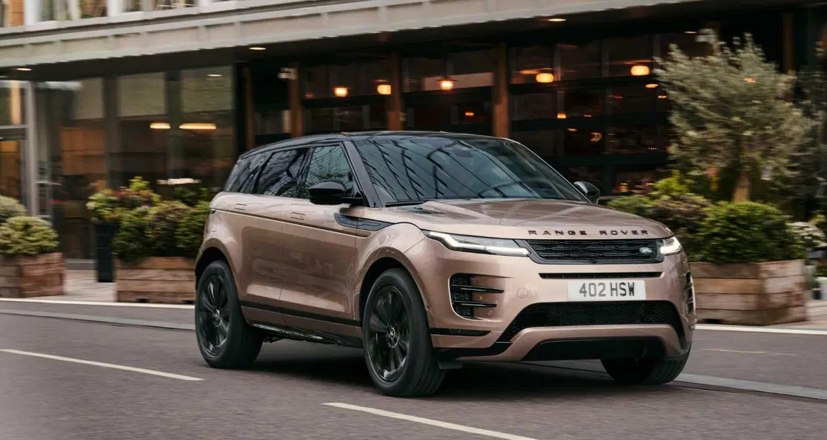 Range Rover Evoque 2023, arriva il restyling e molta tecnologia nell'abitacolo (10)