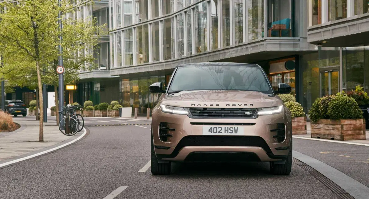 Range Rover Evoque 2023, arriva il restyling e molta tecnologia nell'abitacolo (11)