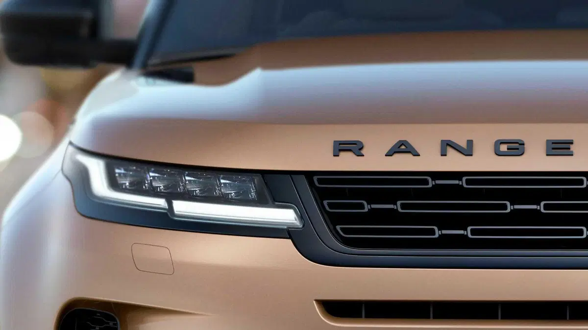 Range Rover Evoque 2023, arriva il restyling e molta tecnologia nell'abitacolo (12)