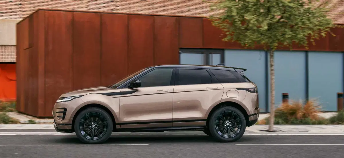 Range Rover Evoque 2023, arriva il restyling e molta tecnologia nell'abitacolo (13)