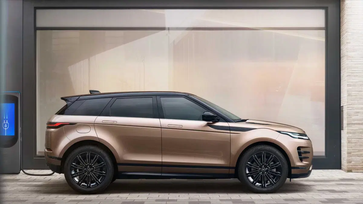 Range Rover Evoque 2023, arriva il restyling e molta tecnologia nell'abitacolo (14)