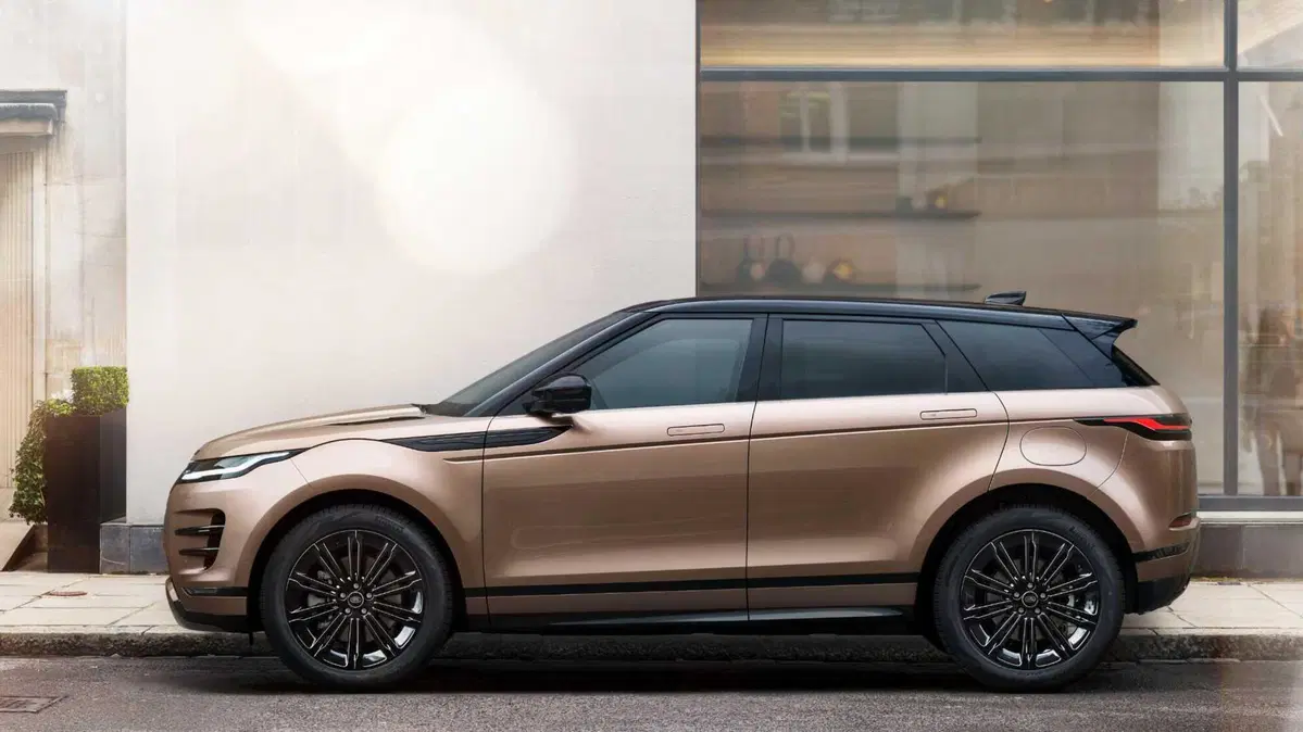 Range Rover Evoque 2023, arriva il restyling e molta tecnologia nell'abitacolo (15)