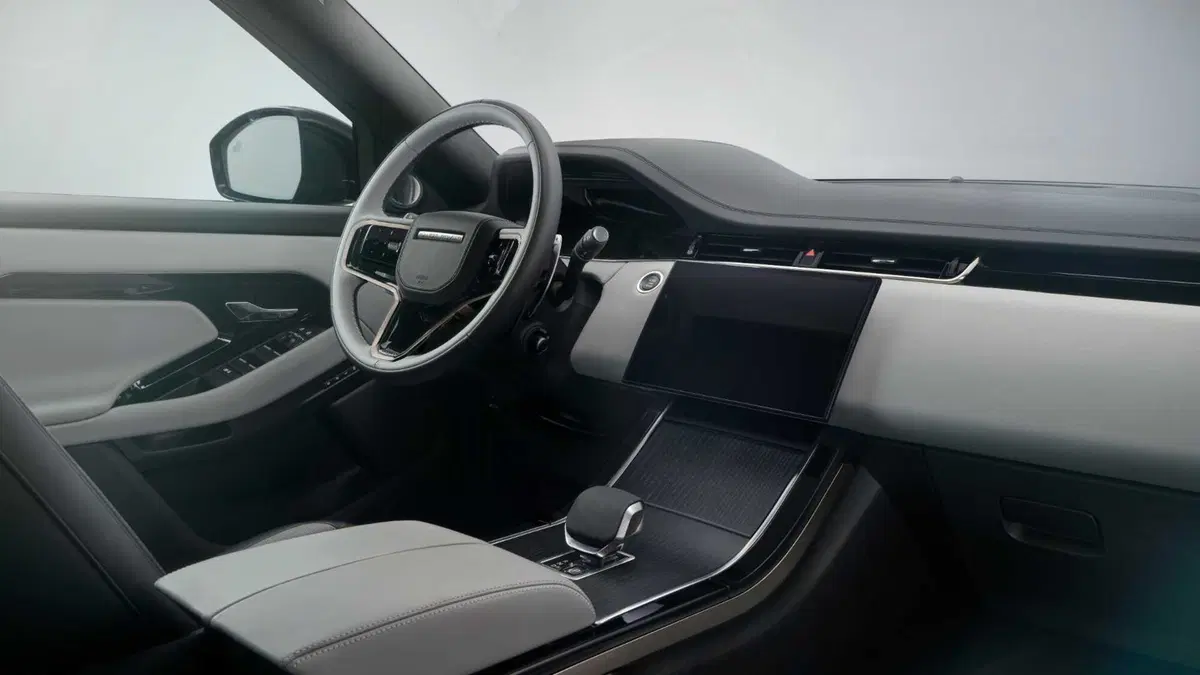 Range Rover Evoque 2023, arriva il restyling e molta tecnologia nell'abitacolo (16)