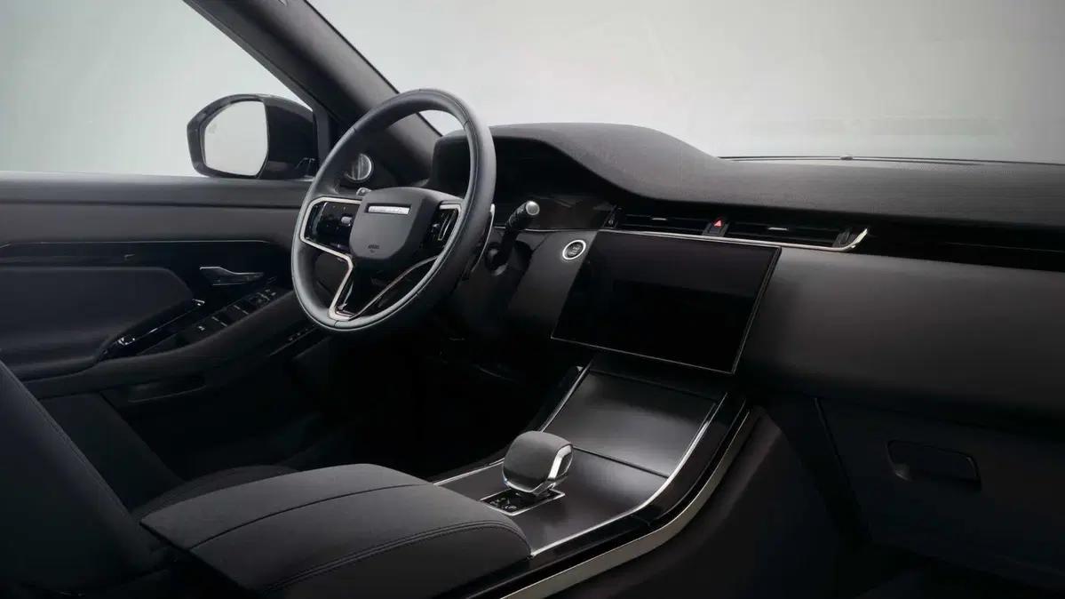 Range Rover Evoque 2023, arriva il restyling e molta tecnologia nell'abitacolo (18)