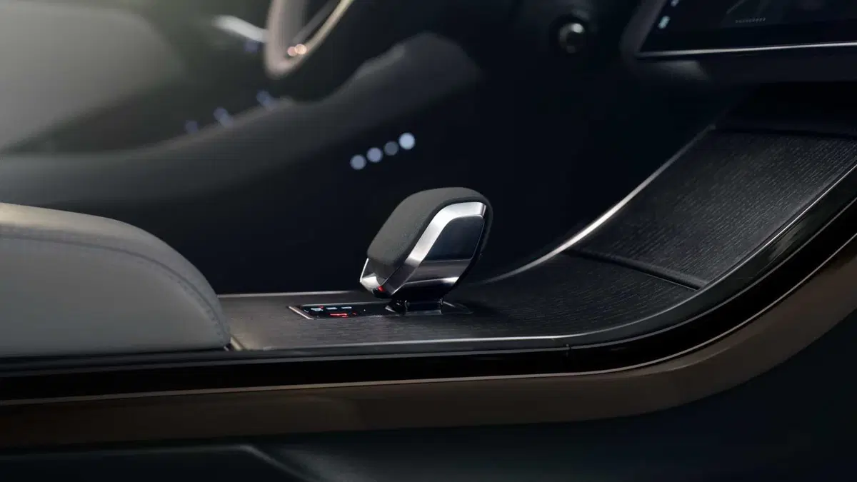 Range Rover Evoque 2023, arriva il restyling e molta tecnologia nell'abitacolo (22)