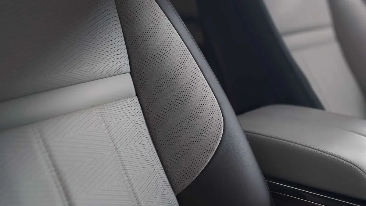 Range Rover Evoque 2023, arriva il restyling e molta tecnologia nell'abitacolo (28)