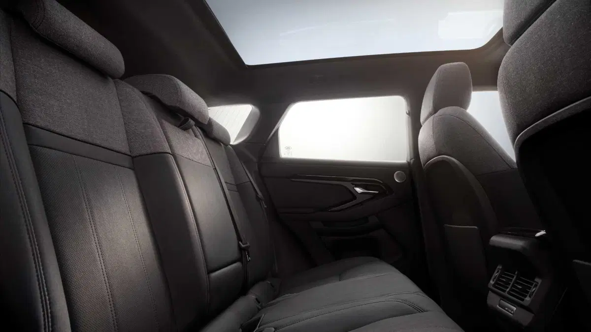 Range Rover Evoque 2023, arriva il restyling e molta tecnologia nell'abitacolo (26)