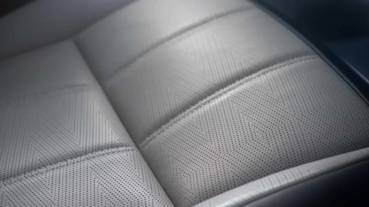 Range Rover Evoque 2023, arriva il restyling e molta tecnologia nell'abitacolo (27)