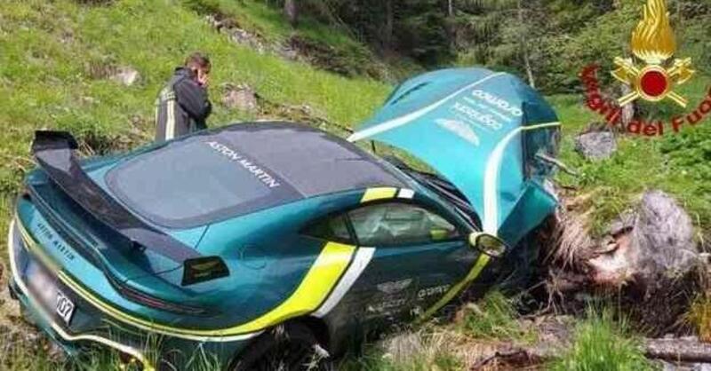 Incidente con una Aston Martin Vantage F1: vola nel burrone, illeso