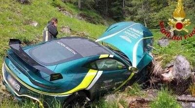 Incidente con una Aston Martin Vantage F1: vola nel burrone, illeso