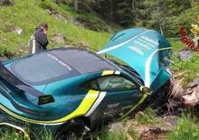 Incidente con una Aston Martin Vantage F1: vola nel burrone, illeso