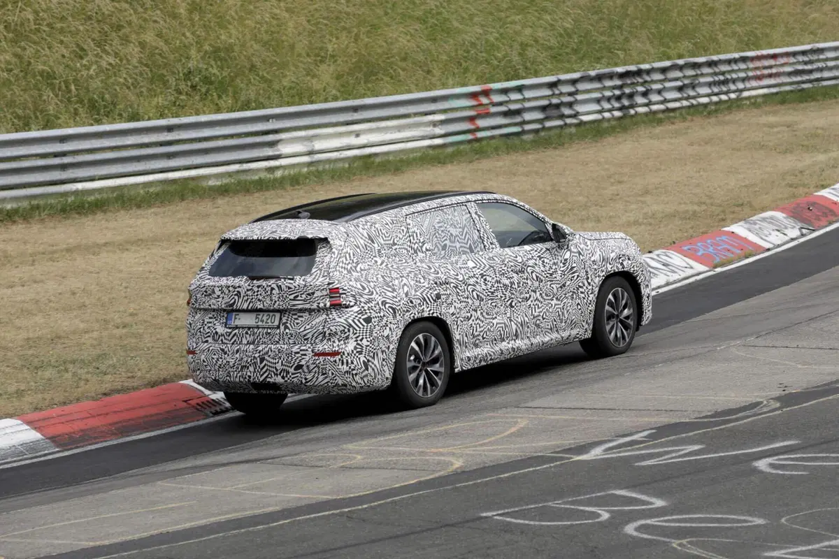 Skoda Kodiaq: arriva nel 2024, ecco la nuova generazione [Foto Spia] (13)
