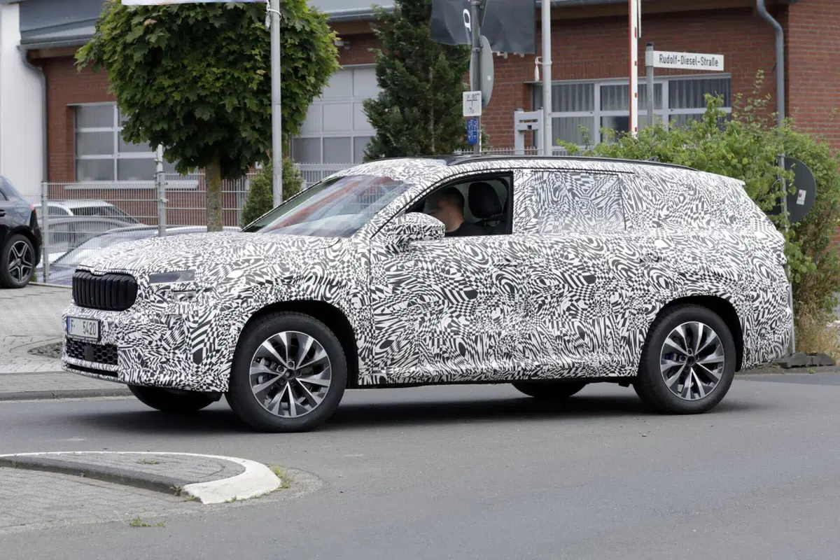 Skoda Kodiaq: arriva nel 2024, ecco la nuova generazione [Foto Spia] (15)