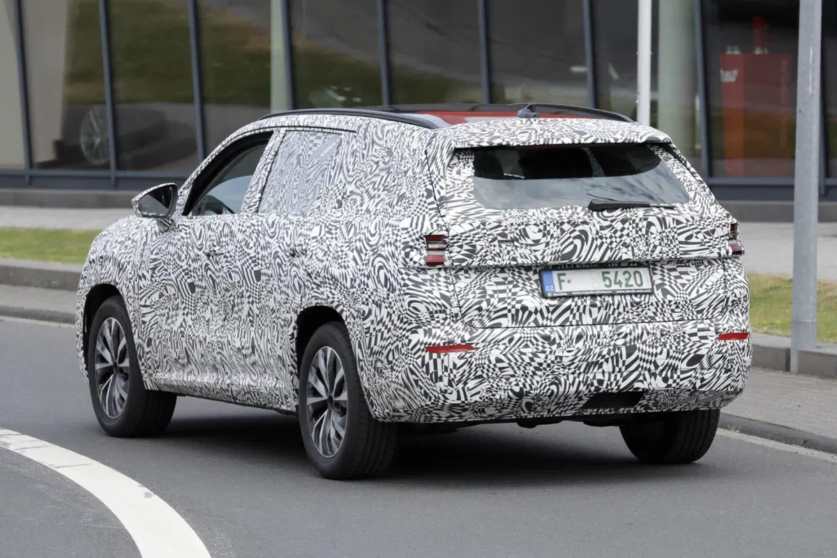 Skoda Kodiaq: arriva nel 2024, ecco la nuova generazione [Foto Spia] (17)