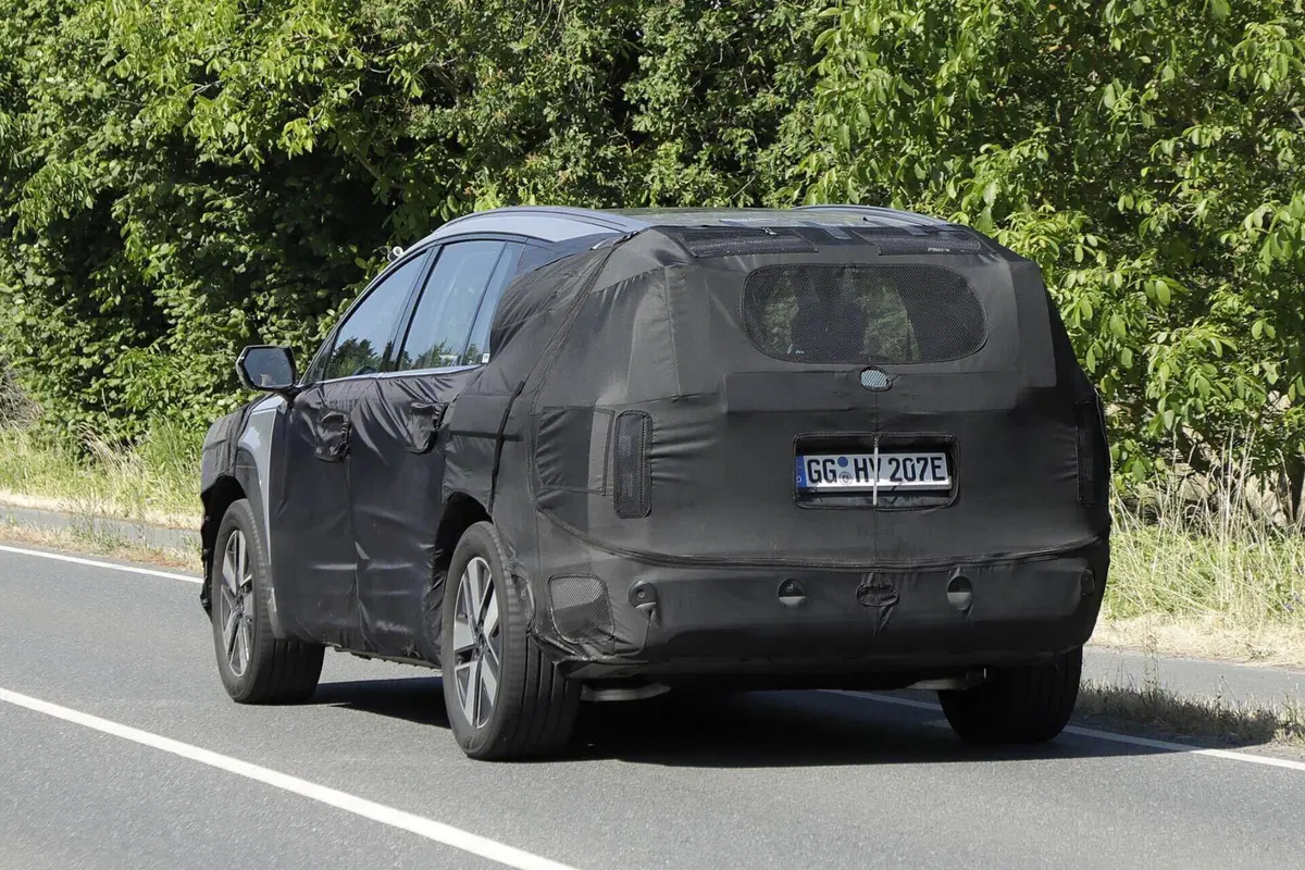 Hyundai Ioniq 7, ecco il nuovo Suv elettrico [Foto Spia] (2)