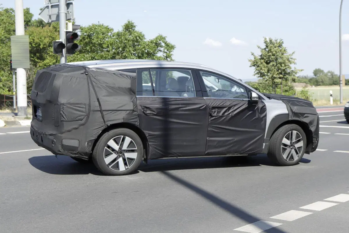 Hyundai Ioniq 7, ecco il nuovo Suv elettrico [Foto Spia] (3)
