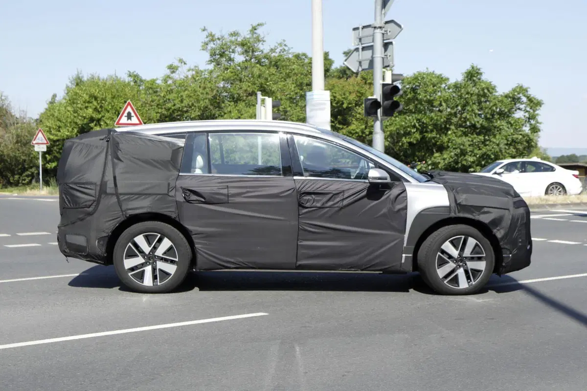 Hyundai Ioniq 7, ecco il nuovo Suv elettrico [Foto Spia] (8)
