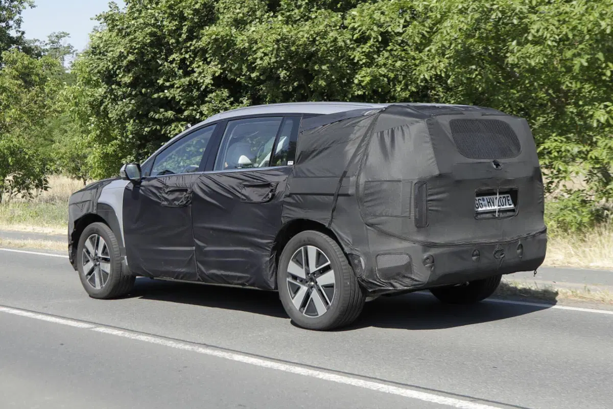 Hyundai Ioniq 7, ecco il nuovo Suv elettrico [Foto Spia] (9)