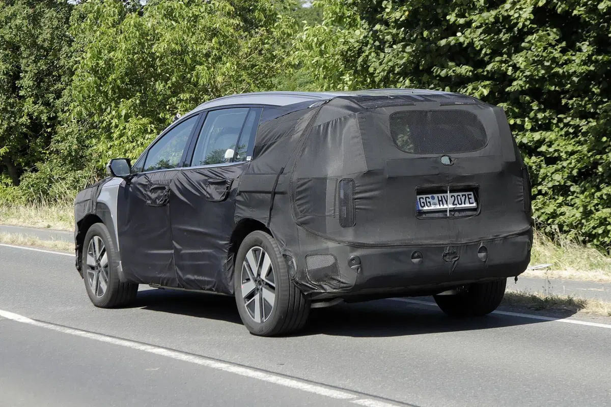 Hyundai Ioniq 7, ecco il nuovo Suv elettrico [Foto Spia] (12)