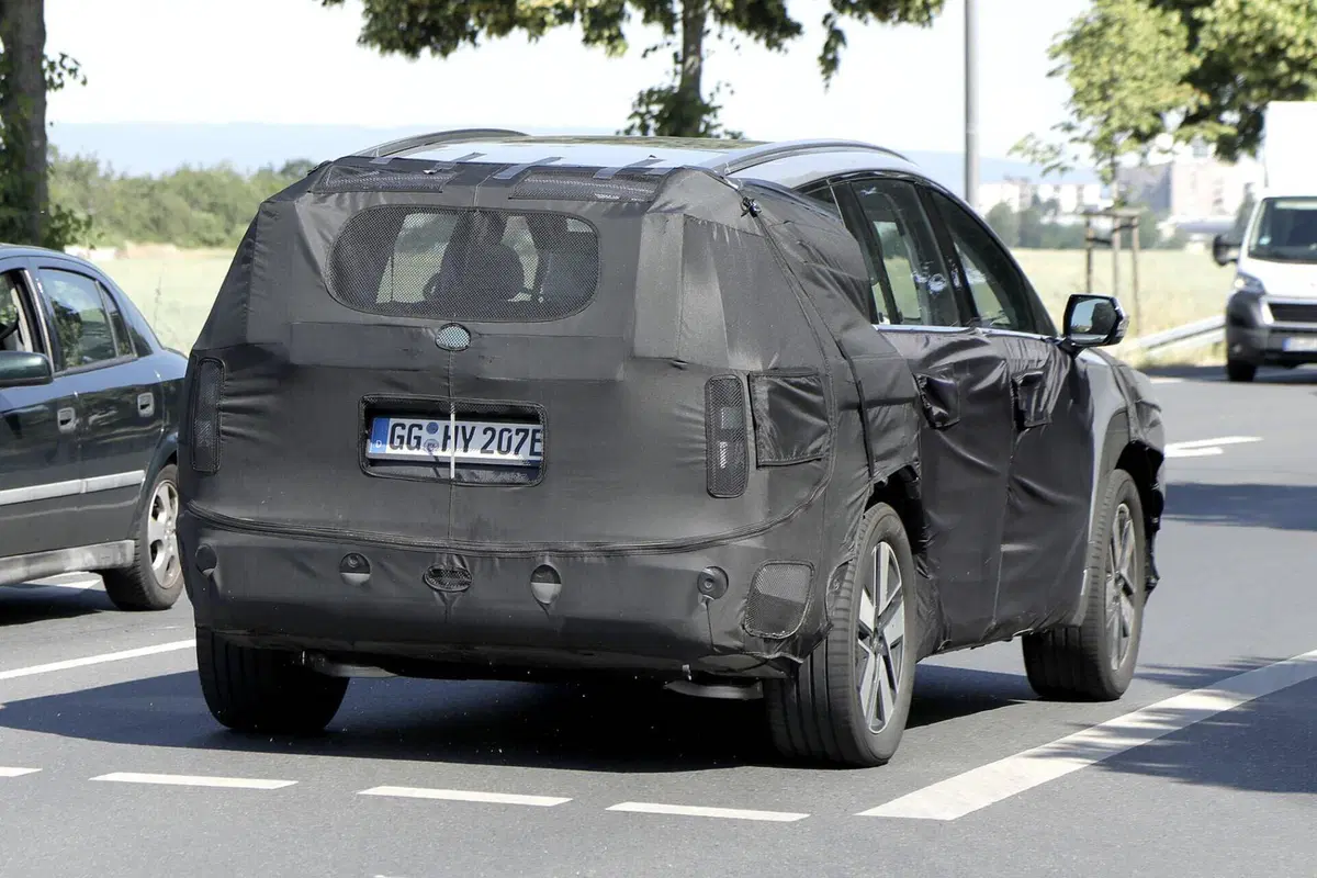 Hyundai Ioniq 7, ecco il nuovo Suv elettrico [Foto Spia] (14)