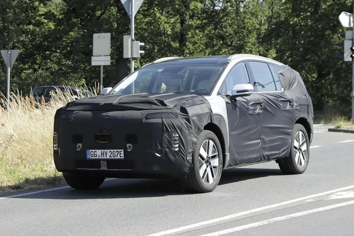 Hyundai Ioniq 7, ecco il nuovo Suv elettrico [Foto Spia] (11)
