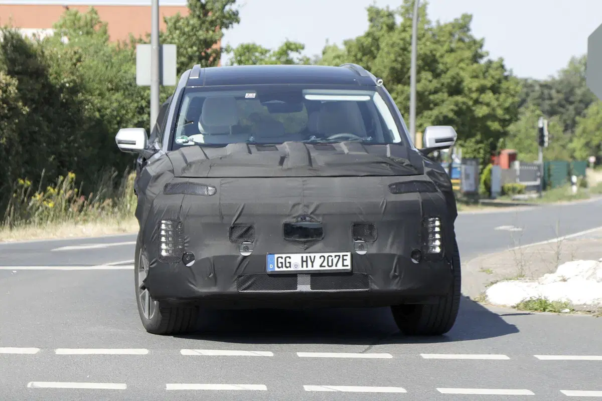 Hyundai Ioniq 7, ecco il nuovo Suv elettrico [Foto Spia] (16)