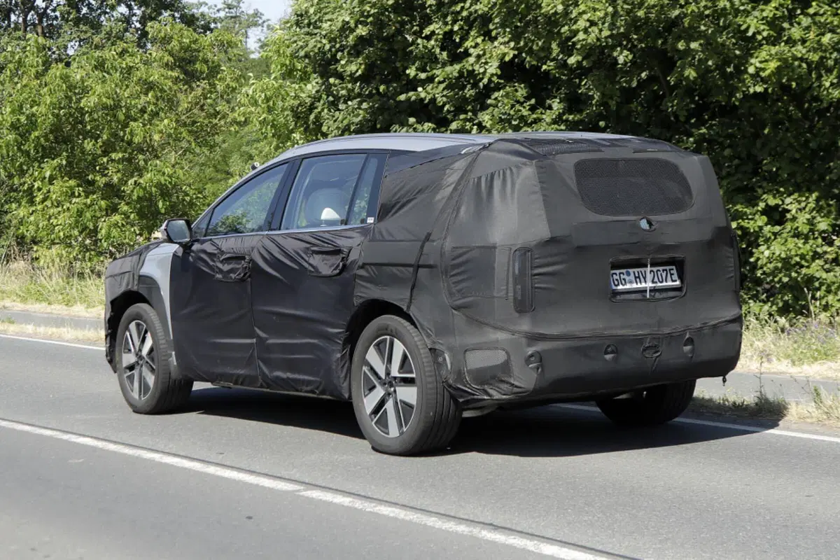 Hyundai Ioniq 7, ecco il nuovo Suv elettrico [Foto Spia] (17)
