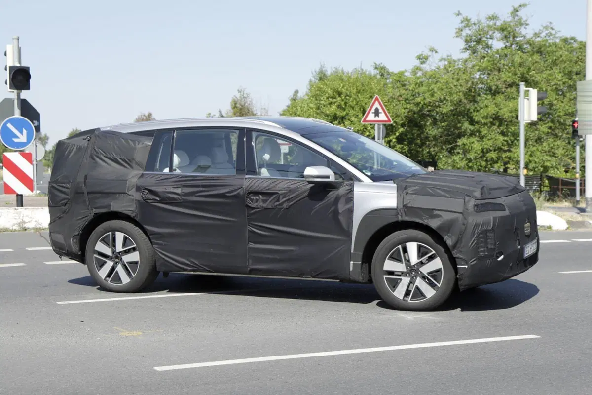 Hyundai Ioniq 7, ecco il nuovo Suv elettrico [Foto Spia] (18)