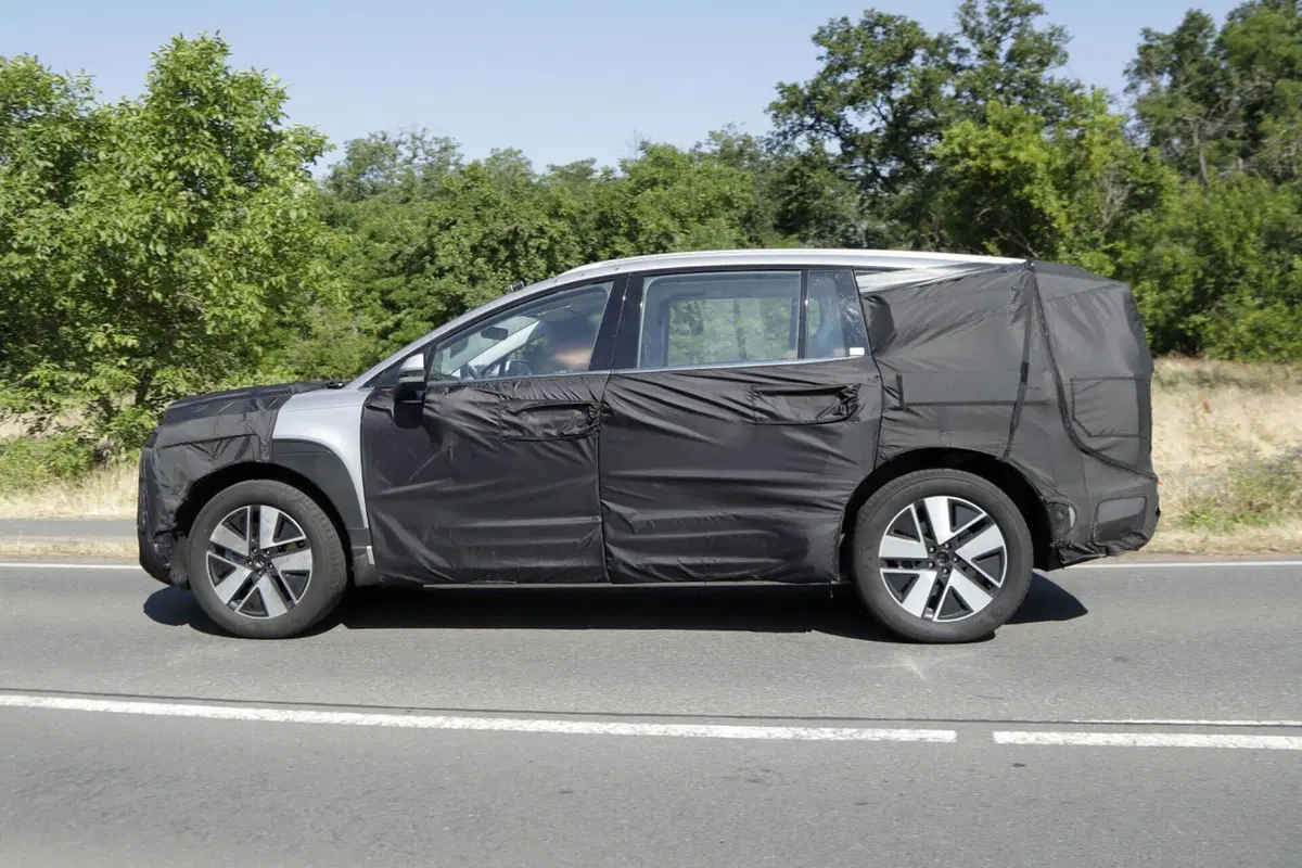 Hyundai Ioniq 7, ecco il nuovo Suv elettrico [Foto Spia] (19)
